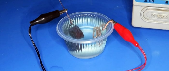 Ένα πείραμα για το πώς να επικαλύψετε ένα μέρος με χαλκό, νικέλιο, ορείχαλκο και αλουμίνιο χρησιμοποιώντας ηλεκτρόλυση στο σπίτι
