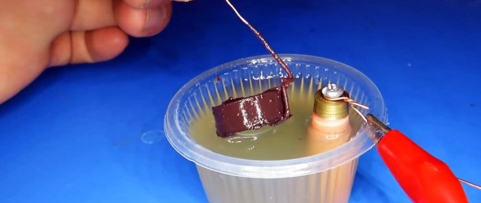 Experiment, ako doma pomocou elektrolýzy potiahnuť súčiastku meďou, niklom, mosadzou a hliníkom