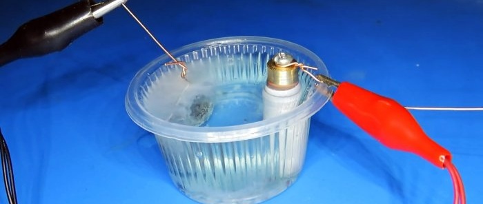 Un experiment despre cum să acoperiți o piesă cu cupru, nichel, alamă și aluminiu folosind electroliza acasă