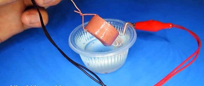Un experiment sobre com recobrir una peça amb coure, níquel, llautó i alumini mitjançant electròlisi a casa