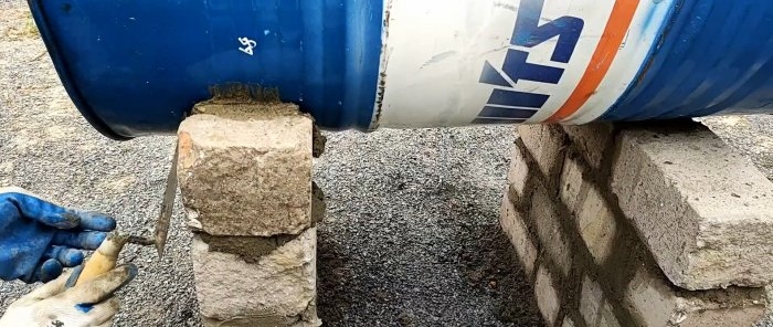 Hvordan lage en utendørs grillovn fra en 200 liters tønne