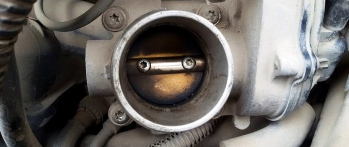 Motor špatně startuje Špatná trakce kolísají otáčky Zkontrolujte plyn
