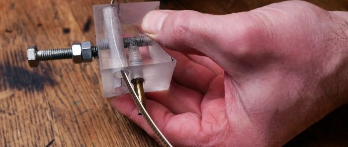 Hoe de overblijfselen van een gedroogde cilinder met polyurethaanschuim te gebruiken Een eenvoudig apparaat maken