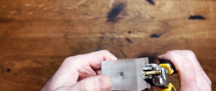 Hoe de overblijfselen van een gedroogde cilinder met polyurethaanschuim te gebruiken Een eenvoudig apparaat maken