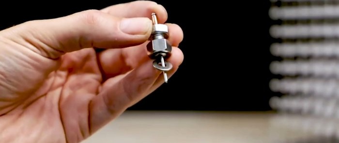 Hvordan installere en vanlig eller gjenget nagle uten naglepistol