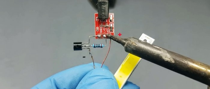 Hvordan lage en berøringslampe for et verksted fra PVC-rør
