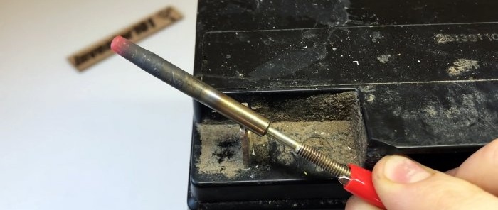 Hoe maak je een soldeerbout van gloeibougies