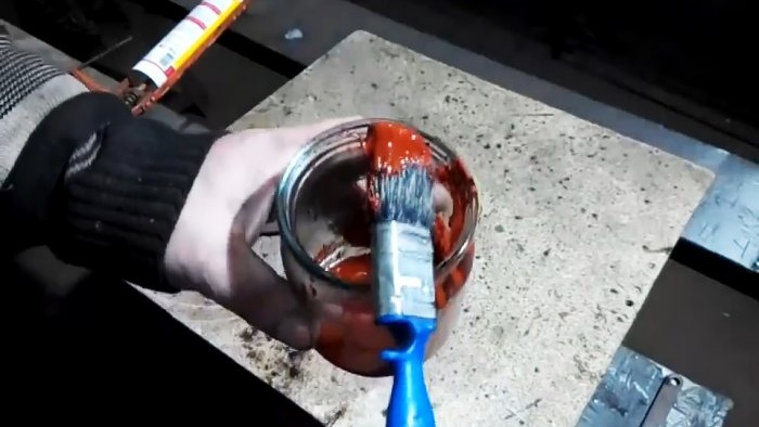 Hur man gör vattenavvisande färg för metall, betong, trä och även plast