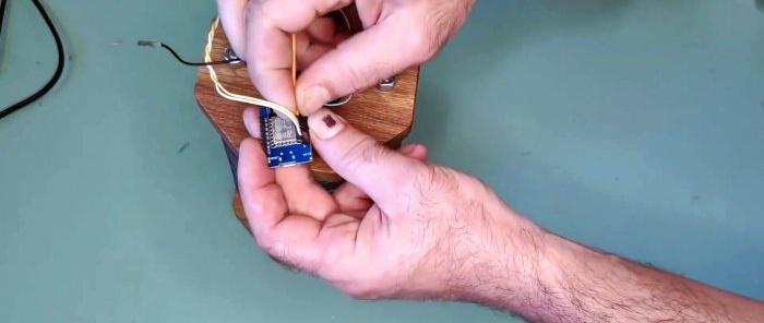 Cara membuat lampu dari cakera CD yang dikawal oleh telefon pintar