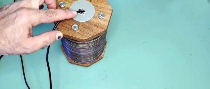 Hvordan lage en lampe fra CD-plater styrt av en smarttelefon