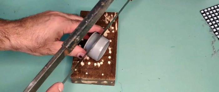 Hoe je een lamp maakt van cd-schijven die worden bestuurd door een smartphone