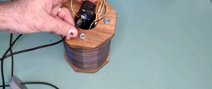 Wie man aus CDs eine Lampe herstellt, die mit einem Smartphone gesteuert wird
