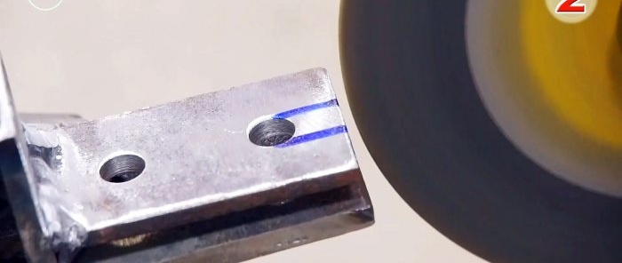 Hur man gör ett lås med en automatisk spärr för en grind