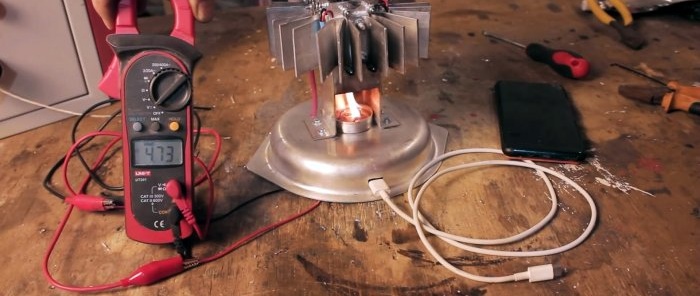 Zelfgemaakte generator om elektriciteit op te wekken uit kaarswarmte