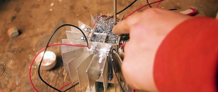 เครื่องกำเนิดไฟฟ้าแบบโฮมเมดเพื่อผลิตกระแสไฟฟ้าจากความร้อนเทียน