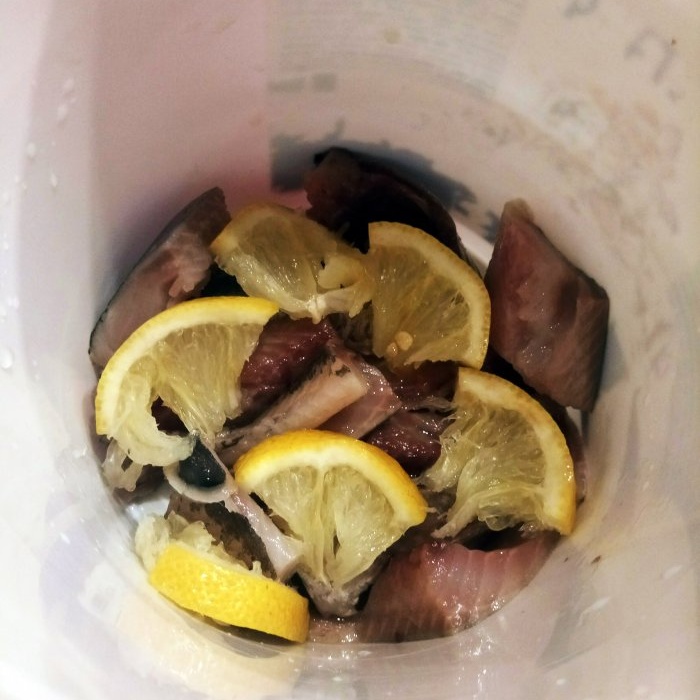 Como fazer arenque em conserva com suco de limão