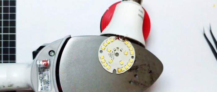 Kā izmantot gludekli, lai aizstātu LED lampā izdegušo LED