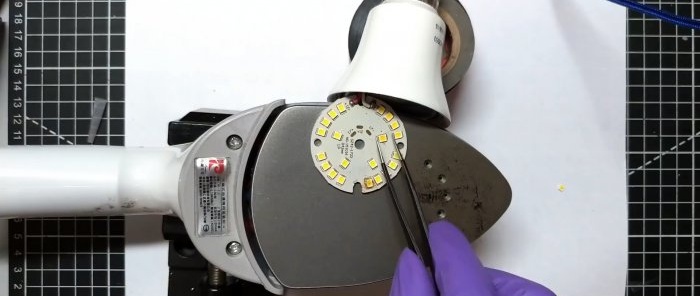 Hur man använder ett strykjärn för att ersätta en utbränd LED i en LED-lampa