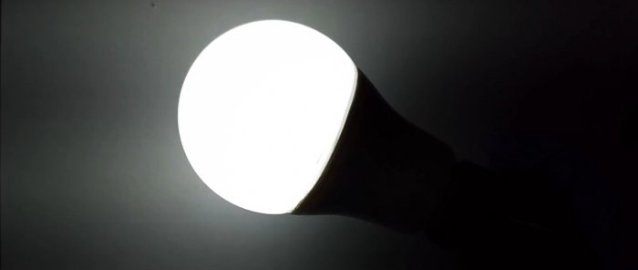 Cum să folosiți un fier de călcat pentru a înlocui un LED ars într-o lampă LED