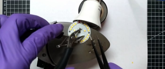 כיצד להשתמש במגהץ כדי להחליף נורת לד שרופה במנורת לד