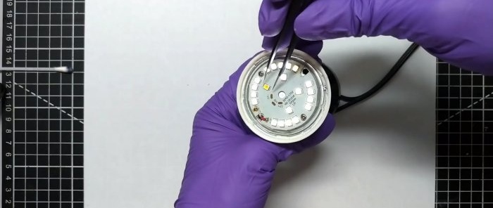 Hoe een strijkijzer te gebruiken om een ​​doorgebrande LED in een LED-lamp te vervangen