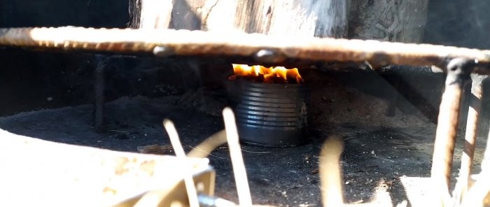 Zuinige lang brandende kachel voor een kas gemaakt van een vat