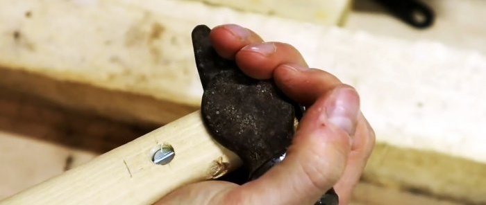 Cómo asegurar un mango sin cuña y otros secretos de un martillo.