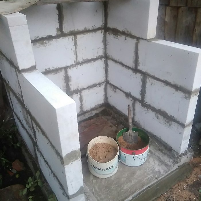 How to build an outdoor toilet from blocks
