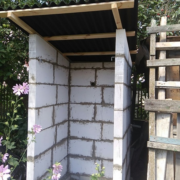 Cum să construiești o toaletă în aer liber din blocuri