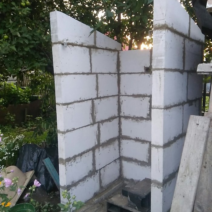 Sådan bygger du et udendørs toilet af blokke