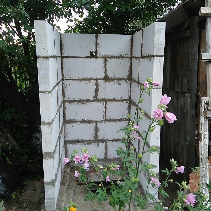 Cum să construiești o toaletă în aer liber din blocuri
