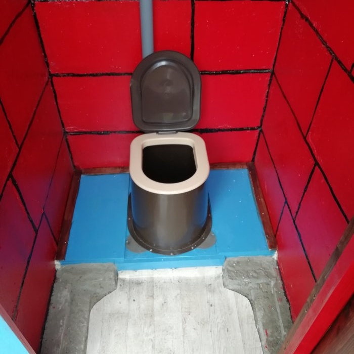 Hoe je een buitentoilet uit blokken bouwt