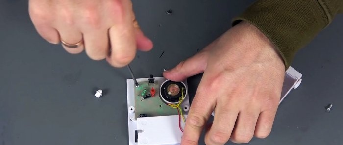 Cómo hacer una consola de control remoto a partir de un viejo timbre de radio