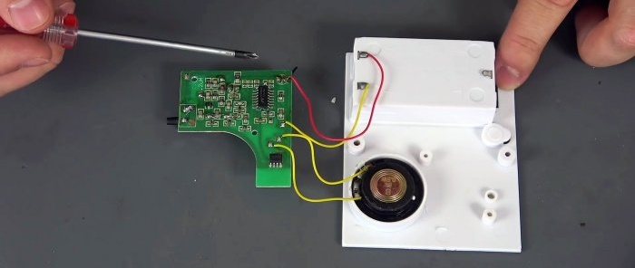 Jak vyrobit konzolu dálkového ovládání ze starého rádiového zvonku
