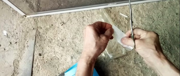 Les nanses de la mosquitera estan trencades, en un parell de minuts fem noves ampolles de PET.