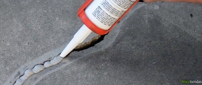 Com reparar una escletxa de formigó en una paret o terra