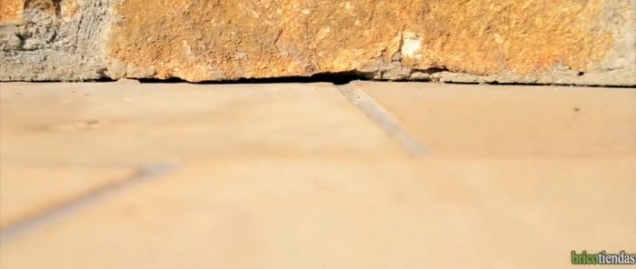 Com reparar una escletxa de formigó en una paret o terra