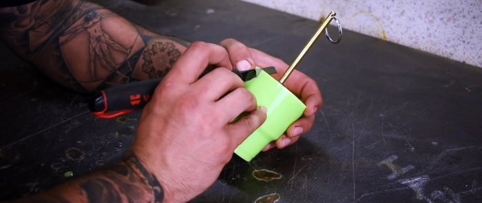 Cara menuang pemegang epoksi untuk alatan tangan