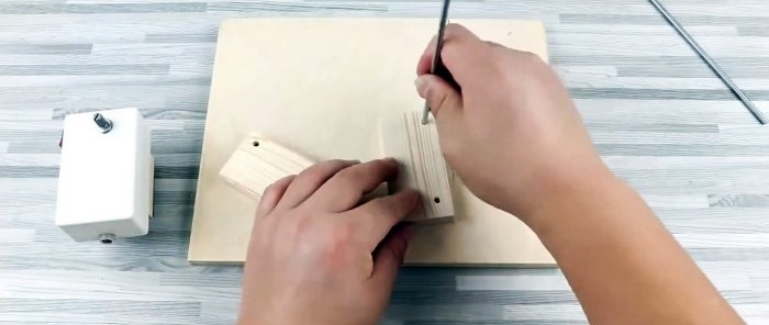 Πώς να φτιάξετε μια μίνι μηχανή κοπής πλακέτας κυκλώματος