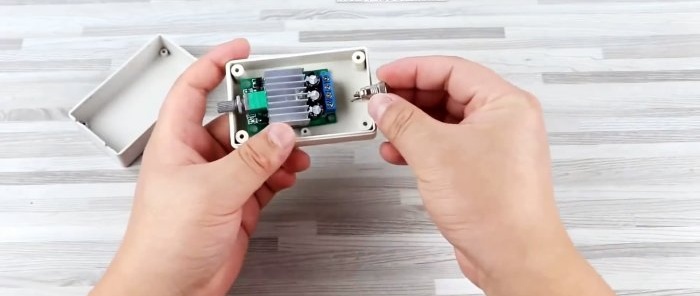 Cómo hacer una mini máquina cortadora de placas de circuito