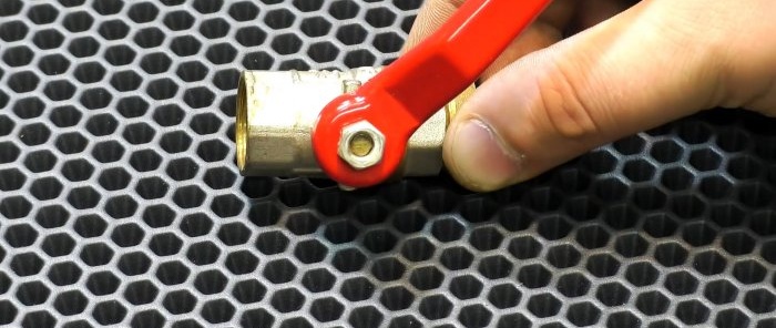 Как да направите мощна резачка за зеле от стъпков кран