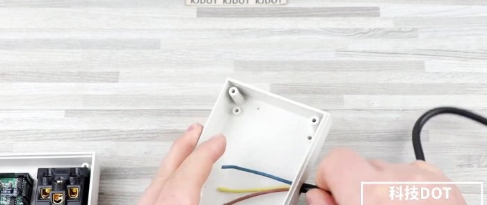 Ako vyrobiť elektrický predlžovací kábel s ampérmetrom a voltmetrom