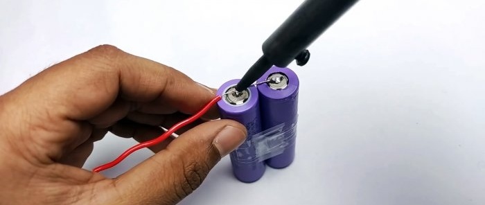 Πώς να φτιάξετε έναν επιτραπέζιο ανεμιστήρα μπαταρίας από σωλήνα PVC