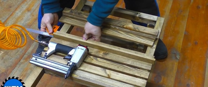 Com fer una taula de viatge plegable de fusta