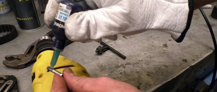 How to loosen and change a jammed self-clamping drill chuck