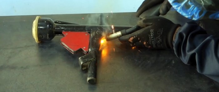 Как да направите скара с цилиндър за запалване и повдигаща решетка на базата на крик за кола
