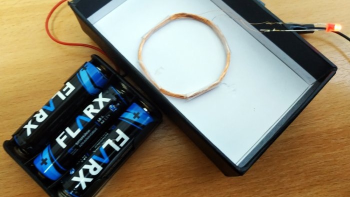 The simplest device for wireless energy transfer