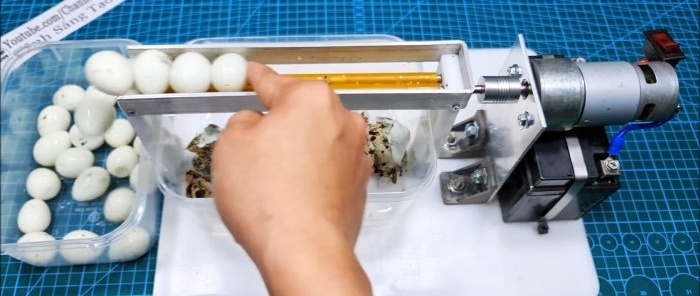 كيفية صنع آلة لتنظيف بيض السمان