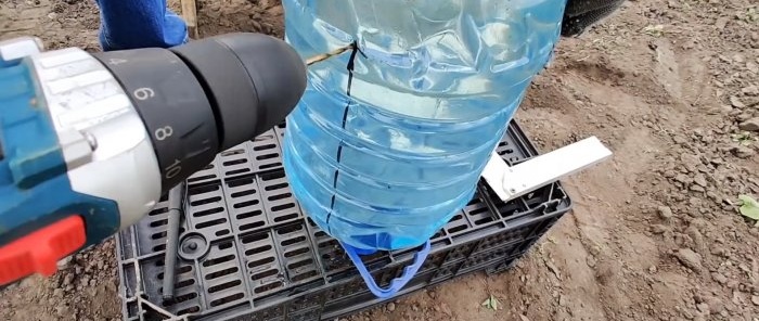 A irrigação por gotejamento mais simples de uma garrafa de plástico para uma colheita forte