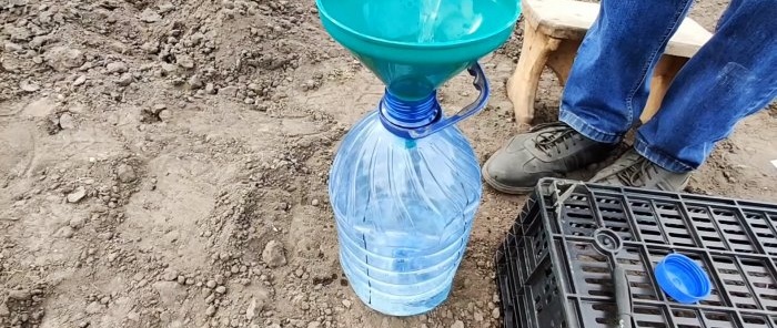 L'irrigazione a goccia più semplice da una bottiglia di plastica per un raccolto abbondante
